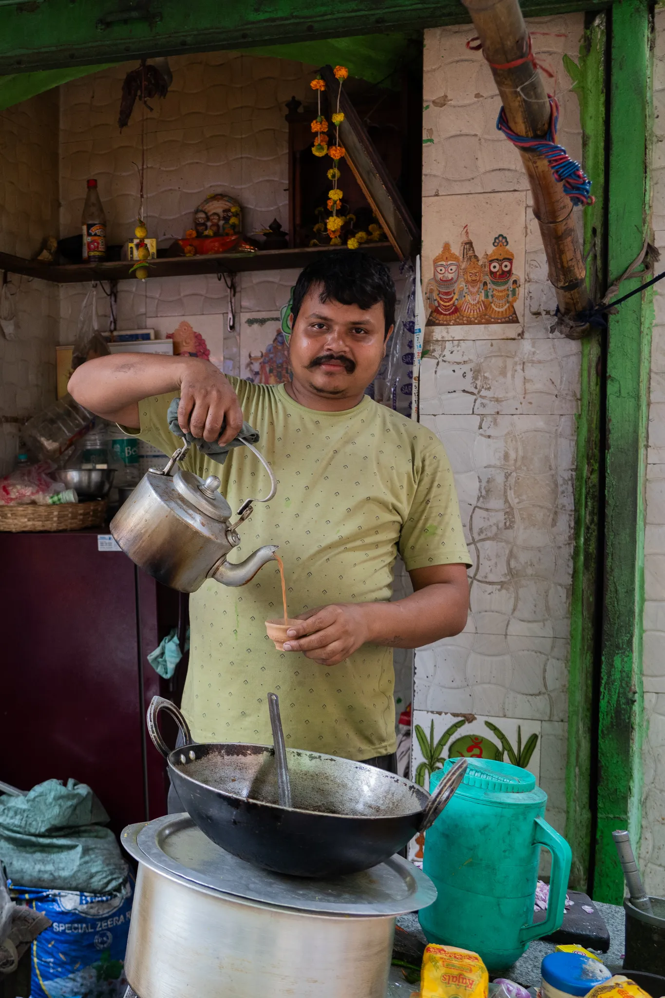 Pouring Chai, India