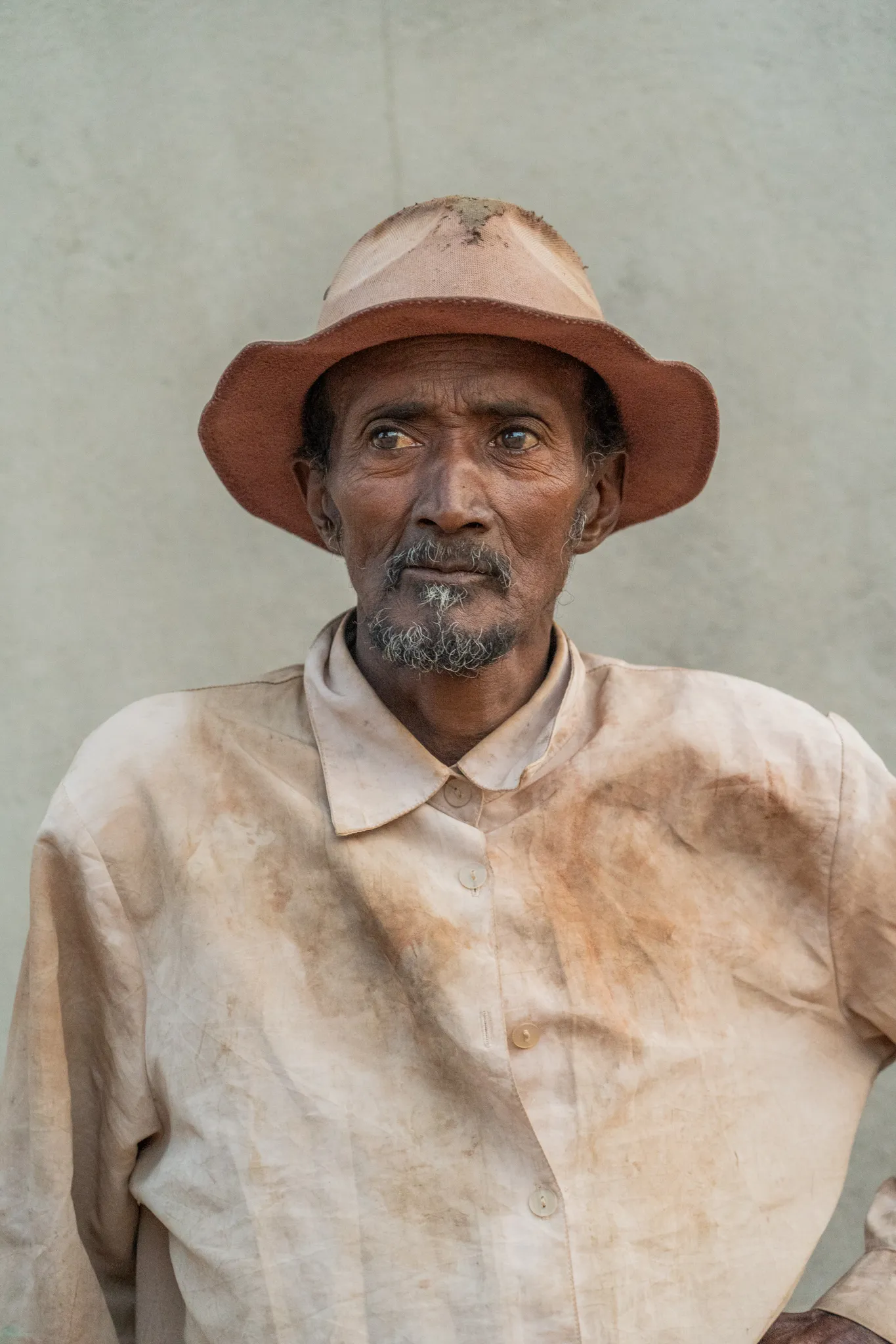 Portrait of a man in a wide-brimmed hat